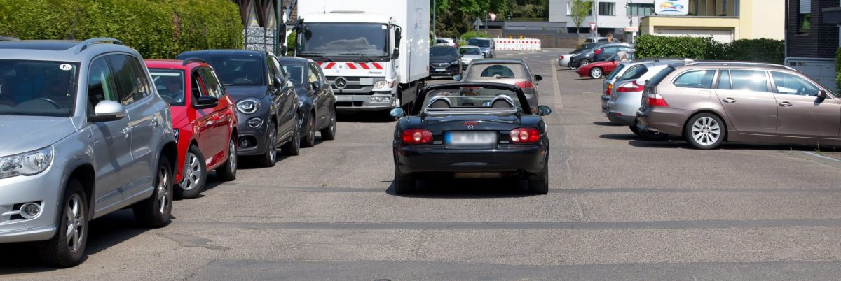 Straßenszene in Hoffnungsthal mit fahrenden und beidseits parkenden Autos