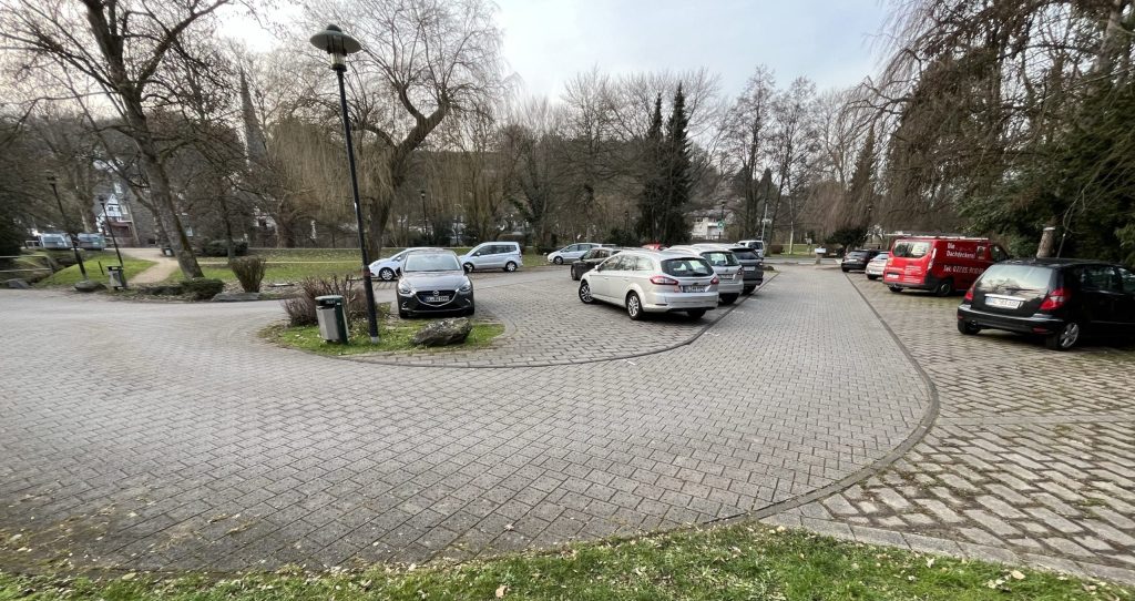 Parkplatz hinter dem Rathaus Rösrath in Hoffnungsthal