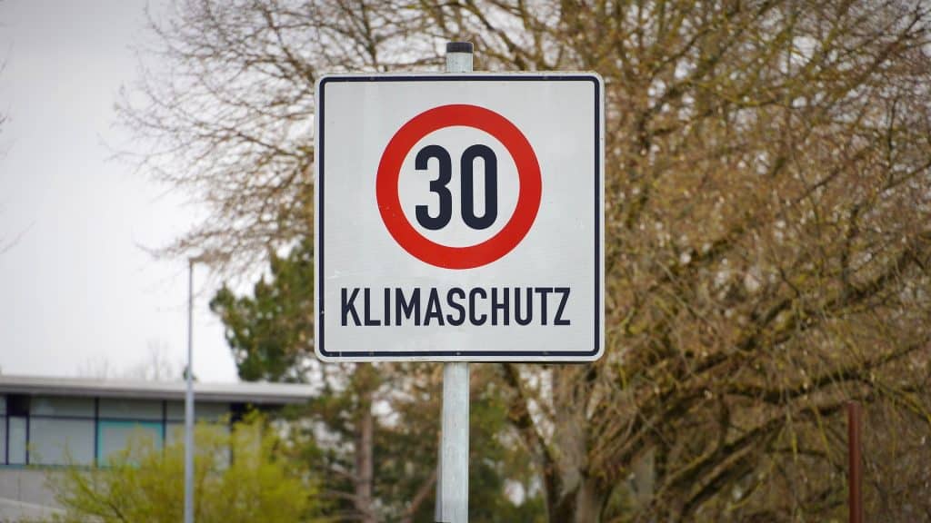 Tempo 30-Schild mit dem Zusatz "Klimaschutz"