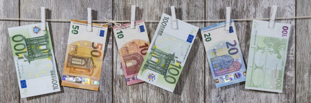 Mehrere Euro-Geldscheine an eine Leine gehängt